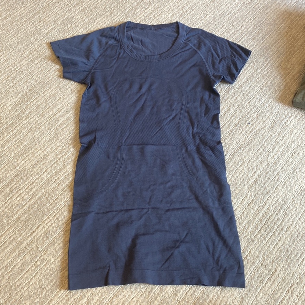 Size 6 (also fits 4) Lululemon shirt